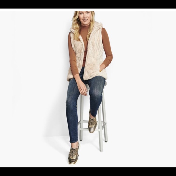 NWT 🍁 Reversible Faux-Far Vest - Picture 4 of 10